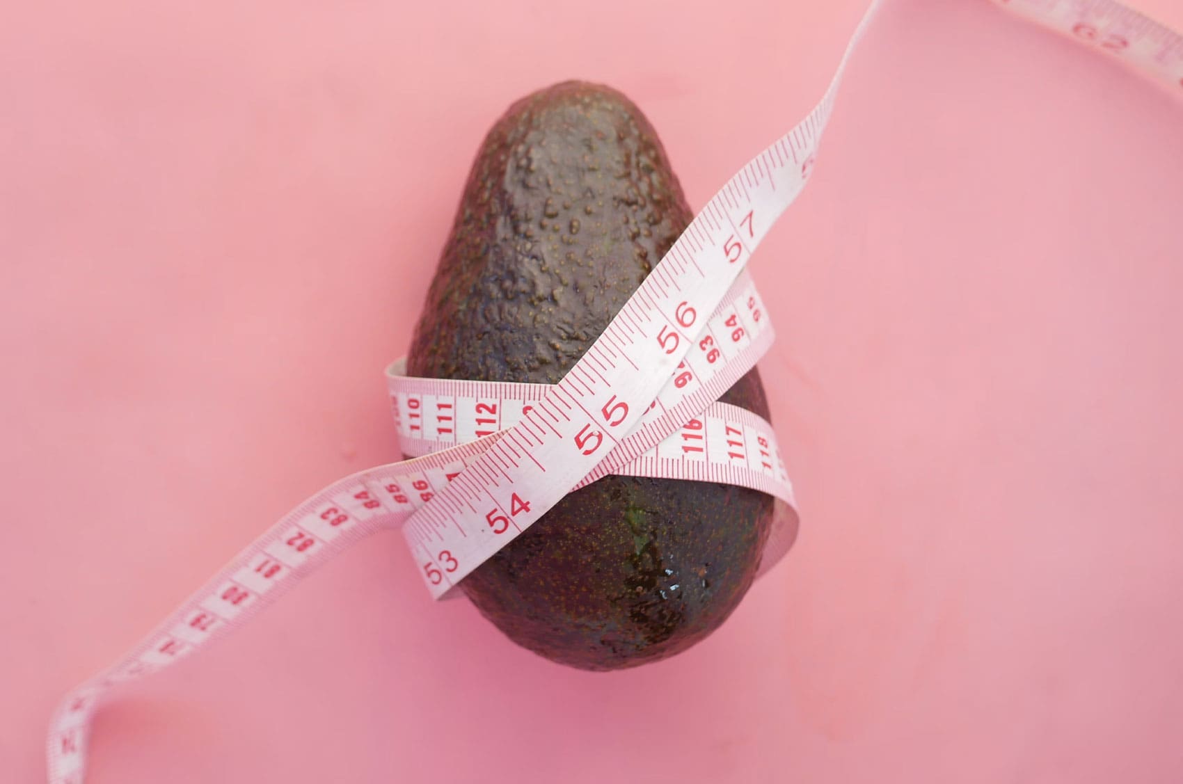 eine Avocado ummantelt mit einem Maßband