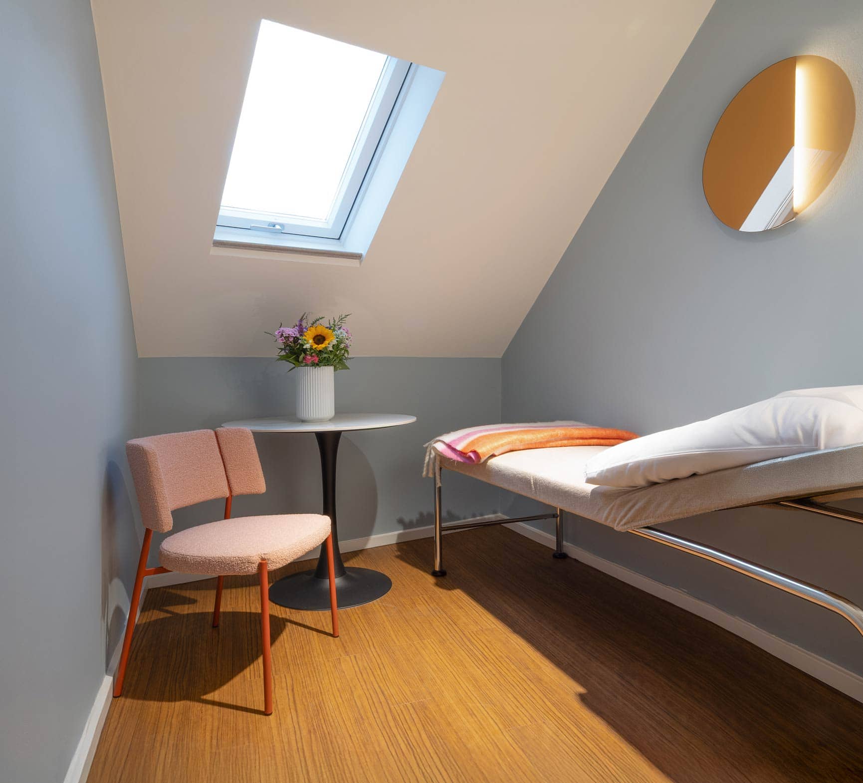Hübsches CTG-Zimmer in Blautönen in Münchner Frauenarzt-Praxis.