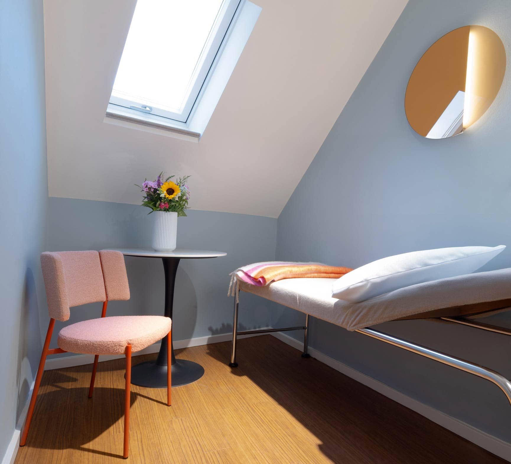 Schönes kleines Zimmer für CTG in einer Frauenarztpraxis München Zentrum.