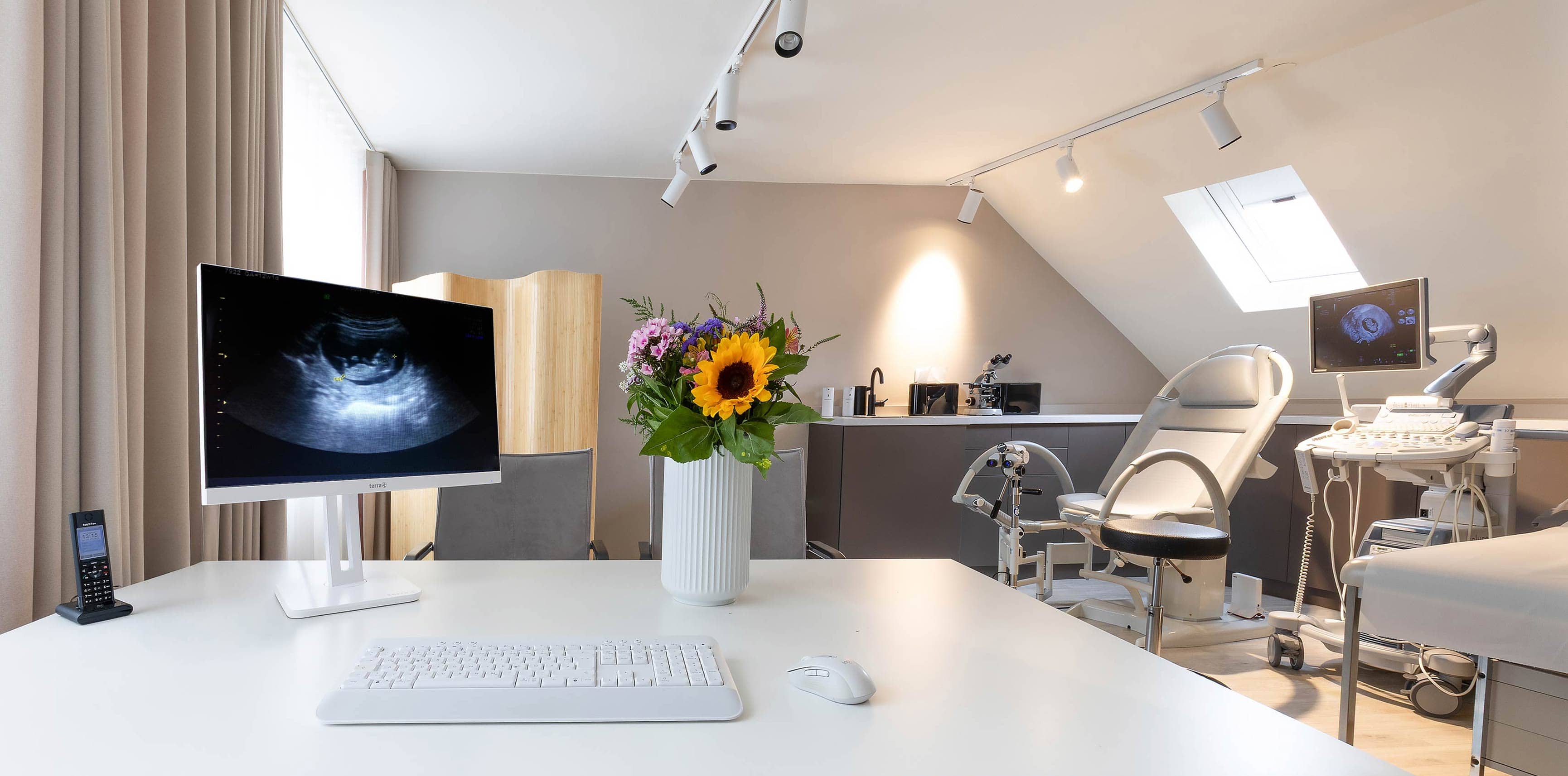 Modern eingerichtetes Behandlungszimmer in einer neuen Frauenarztpraxis am Odeonsplatz in München.